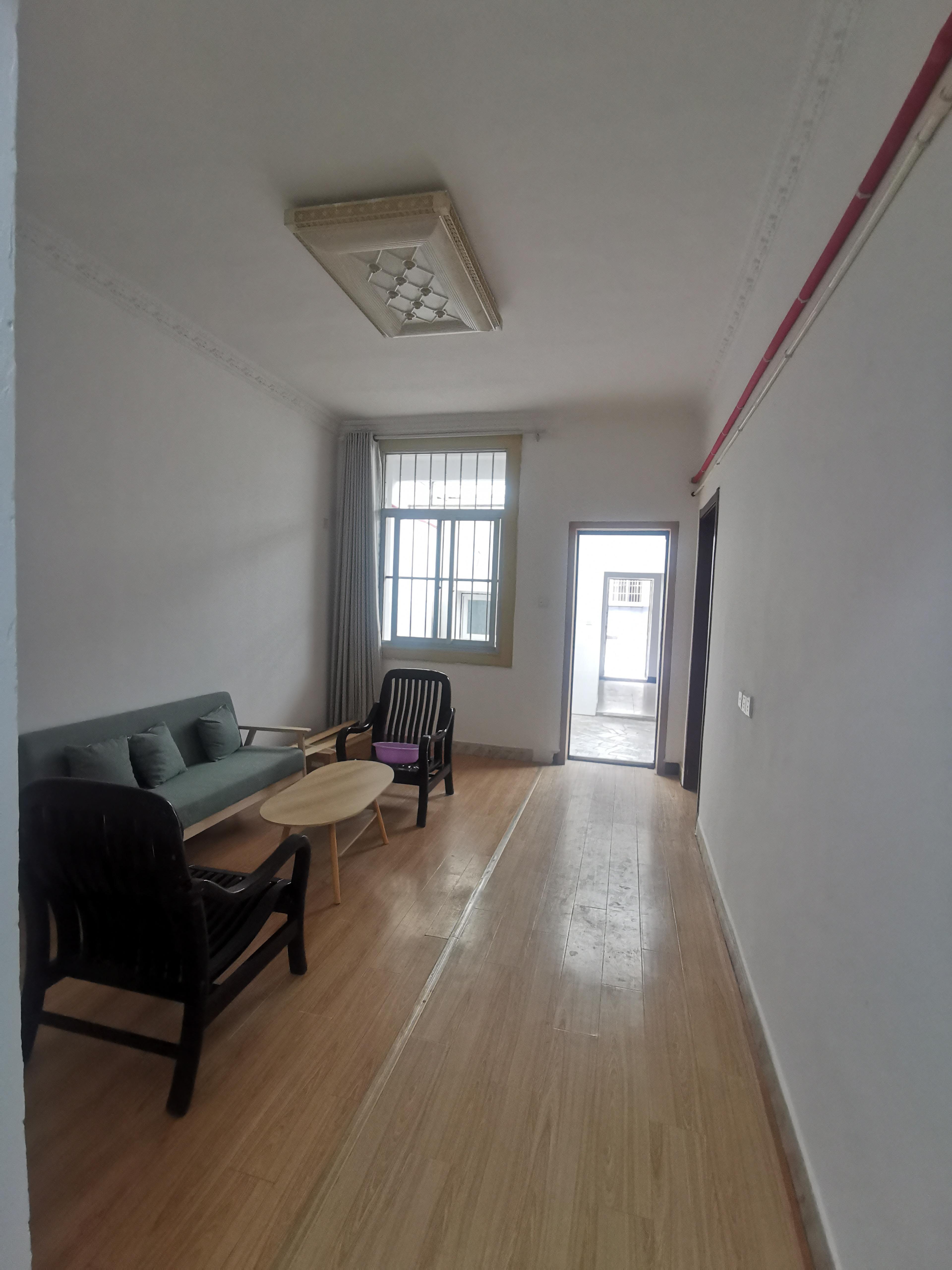 市中心 元宝新村 1楼 三室一厅 空调2台，新燃气热水器 ，实际面积100平米