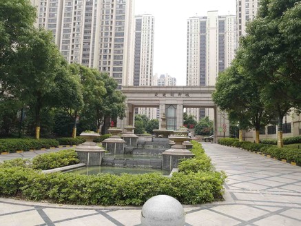 降价卖；现在一口价121万。宛陵湖三期：130平，四房两卫双阳台，中高楼层，无税
